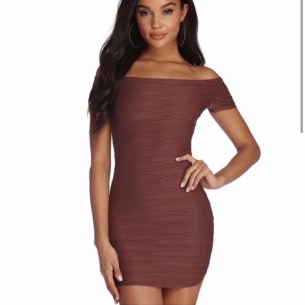 WINDSOR off-shoulder bodycon dress